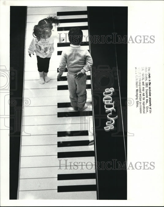1988 Press Photo The children plays on the walking piano at Beachwood Place - Historic Images
