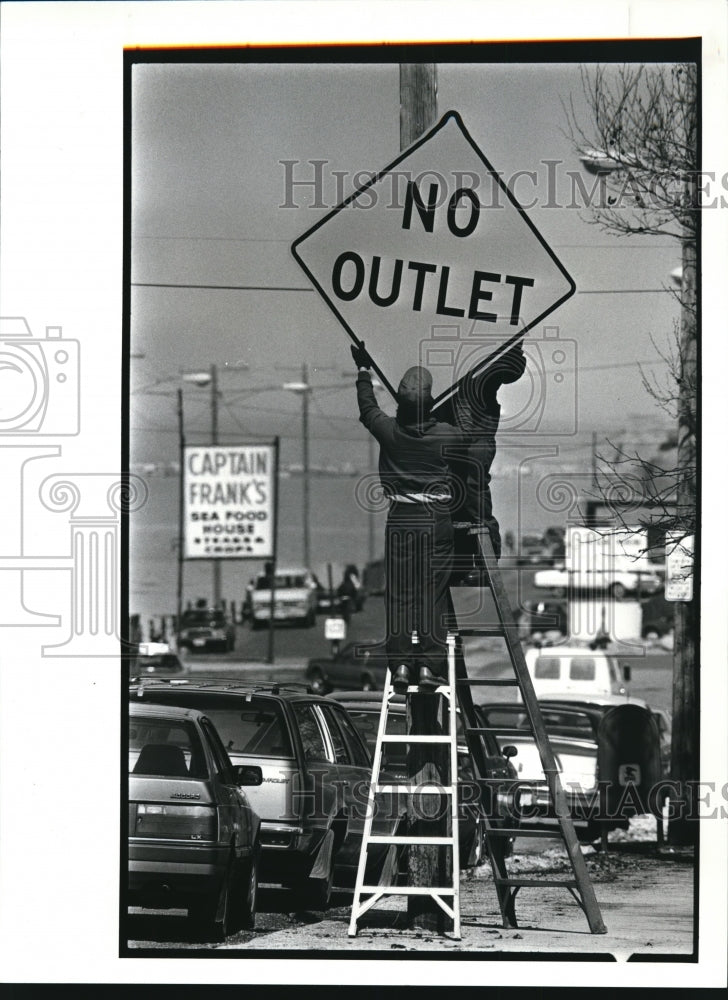 1987 Press Photo The huge No Outlet signage on East Ninth Street - Historic Images