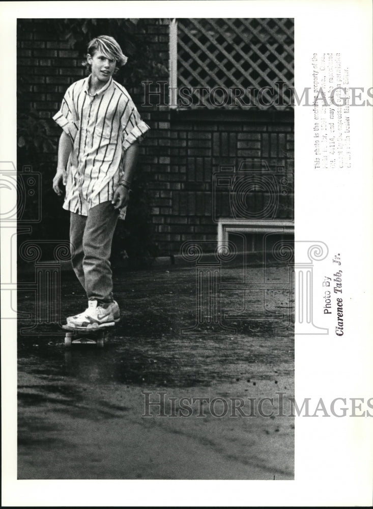 1988 Press Photo Peter Tolles skates down the hill - Historic Images