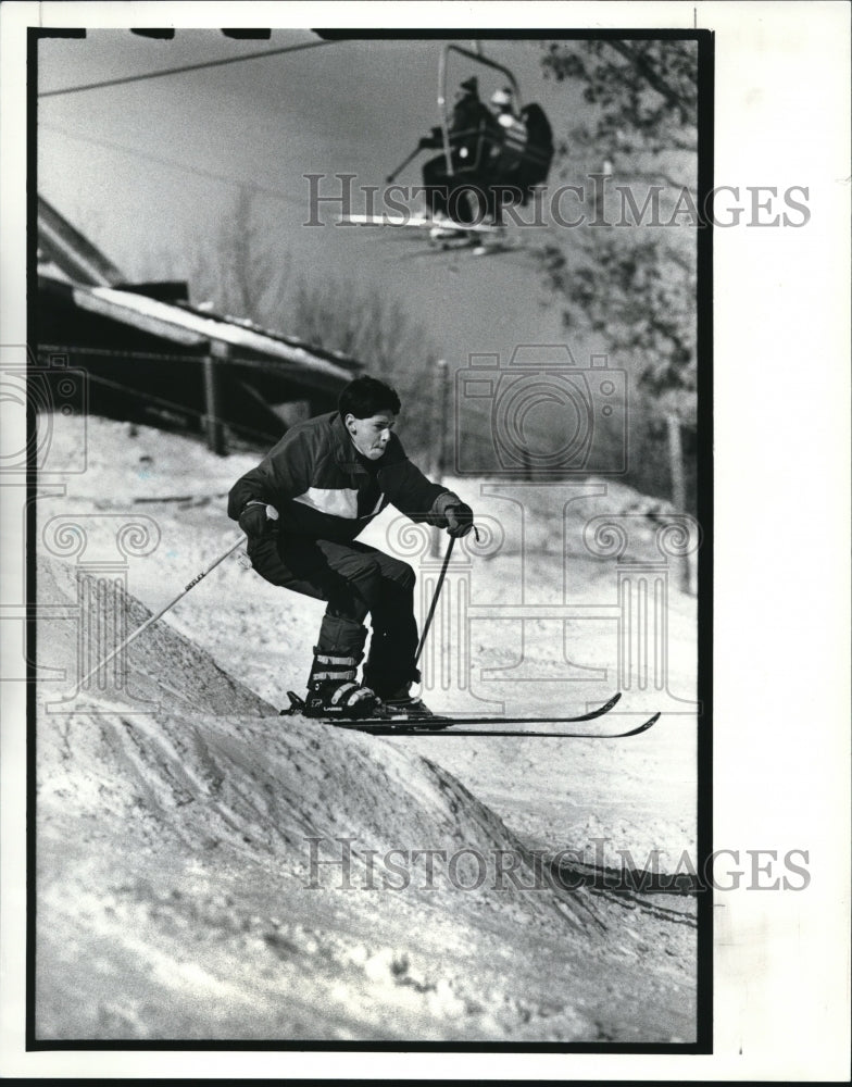 1989 Press Photo Dana Pawlicki of Hudson takes a mogul on a downhill slope - Historic Images