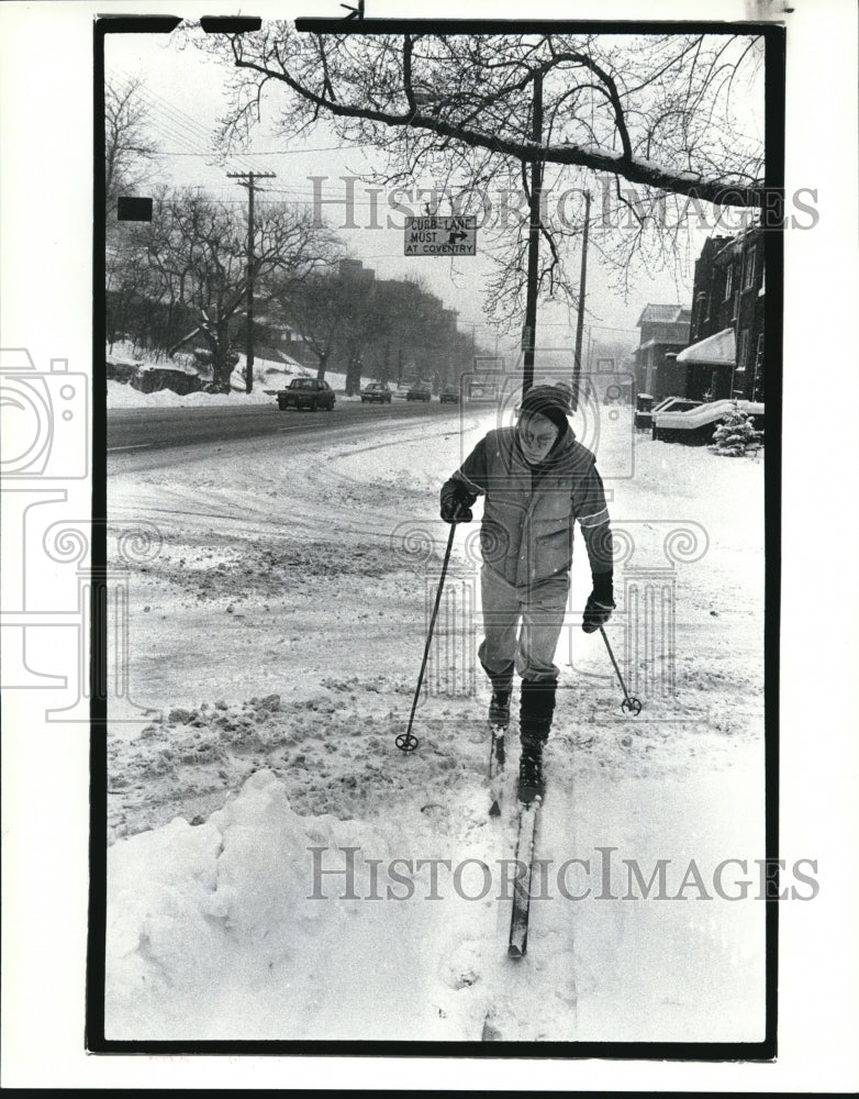 1986 Press Photo Ann Donkin tries cross country trip skiing - Historic Images