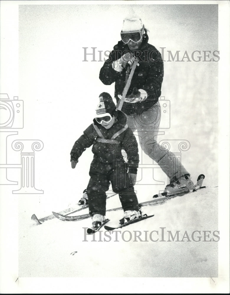 1988 Press Photo Lori Sprockhoff with his son Brett at Boston Mills Ski Area - Historic Images