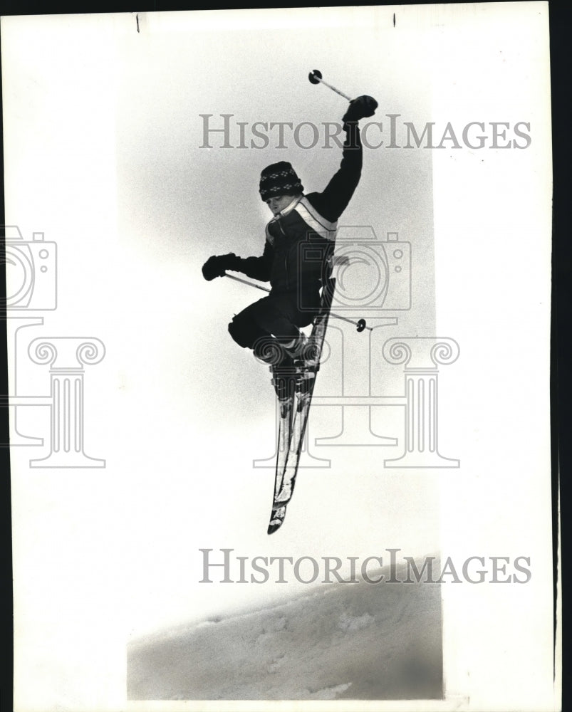 1985 Press Photo Scott Lambert, 15, of Burton does a back scratcher jump - Historic Images