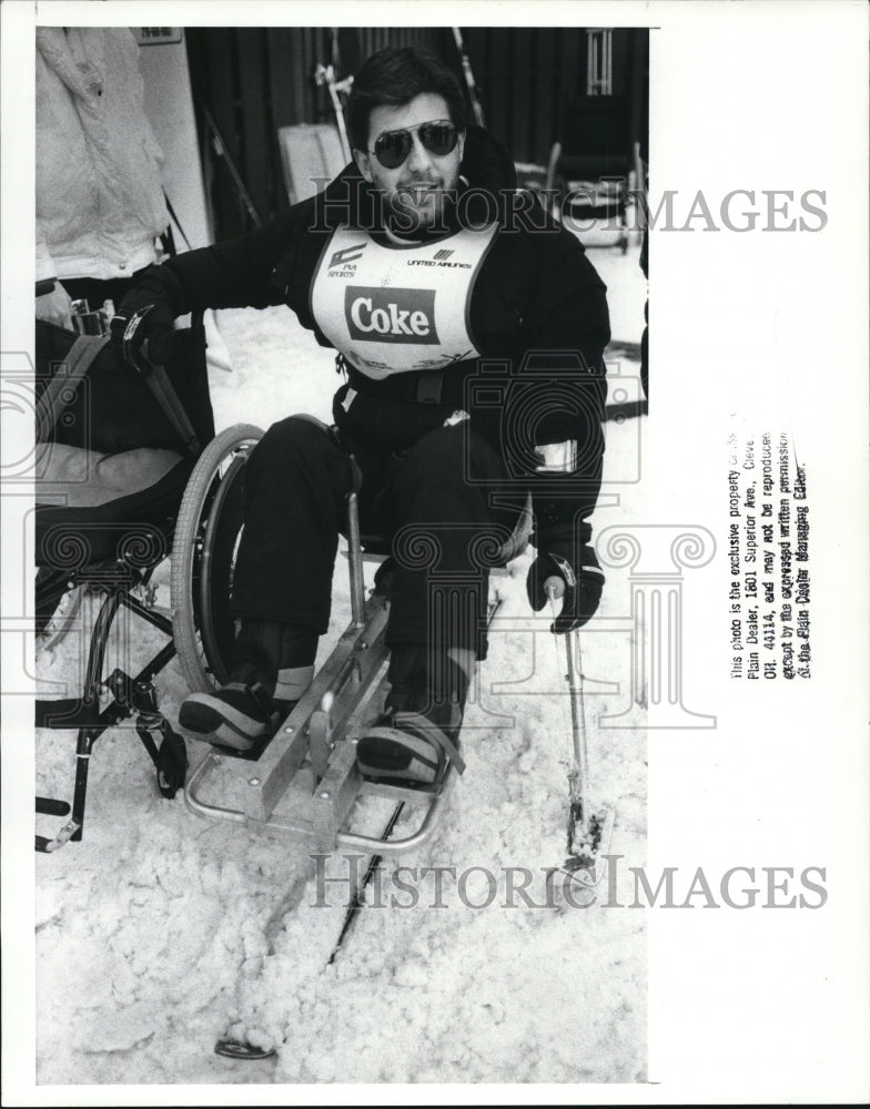 1989 Press Photo Dan Holan sits strapped in a three tracker rig for handicapped - Historic Images