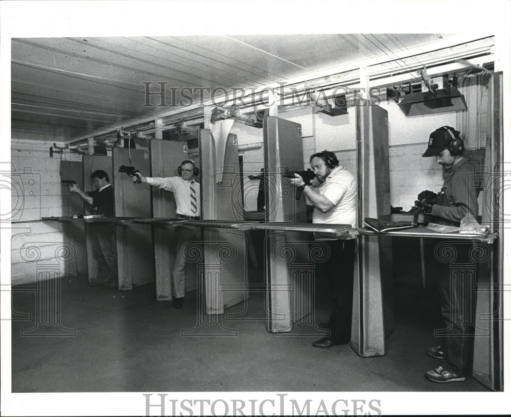 1986 Press Photo Target shooters practice indoors for Winter recration - Historic Images