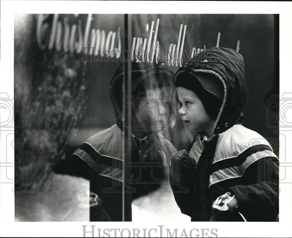 1985 Press Photo Looking in the Rigbees window downtown a treat for the - Historic Images