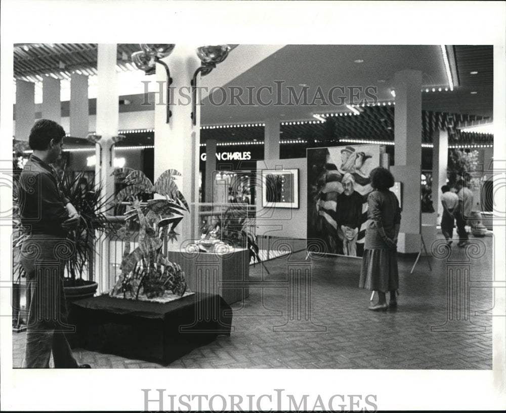 1987 Press Photo Shoppers at Beachwood Mall view the Materializations Art - Historic Images