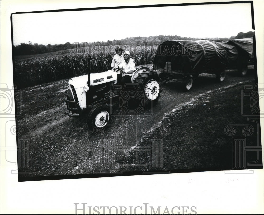1985 Press Photo Nora Fish and Beth Siedel Drive the Tractor - Historic Images