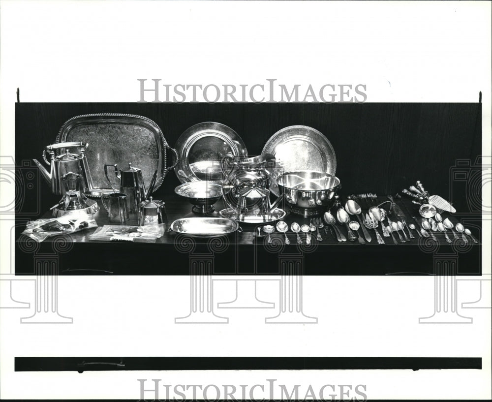 1985 Press Photo Stolen silver recovered by Cleveland Sheriff deputies from a - Historic Images