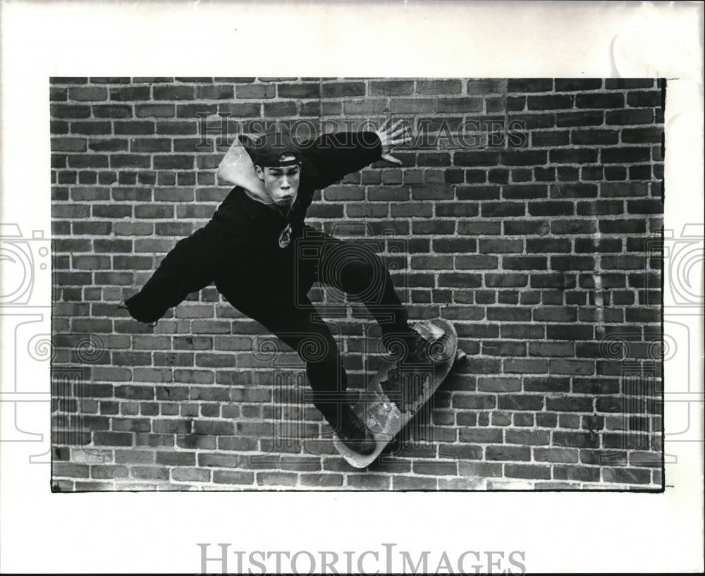 1989 Press Photo Dennis Snider in his launch to the wall ride at the filter - Historic Images