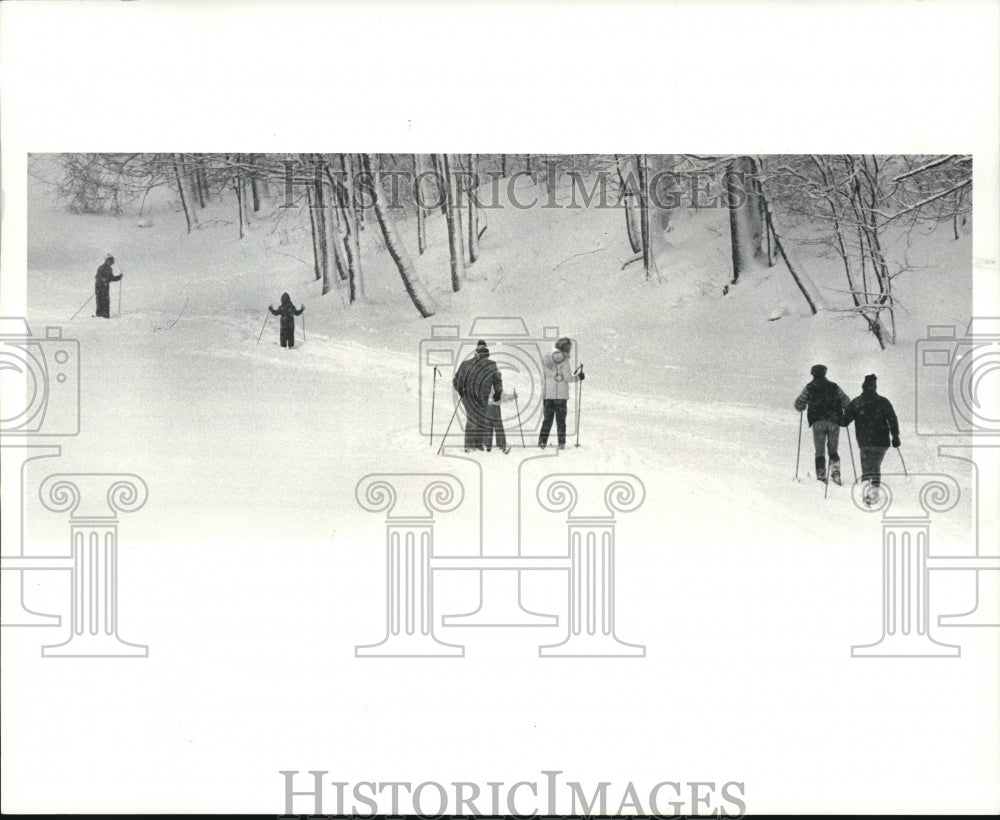 1987 Press Photo Cross County skiers at Little Met Golf Course in Rocky River - Historic Images