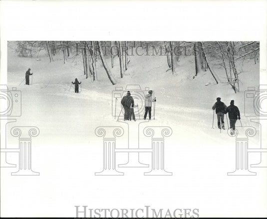 1987 Press Photo Cross County skiers at Little Met Golf Course in Rocky River - Historic Images