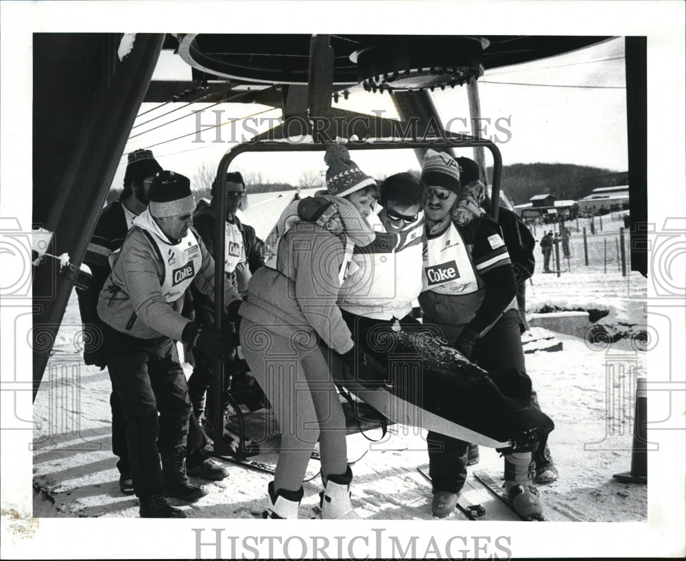 1988 Press Photo Dale Norris on the chair lift at Boston Mills ski lift - Historic Images