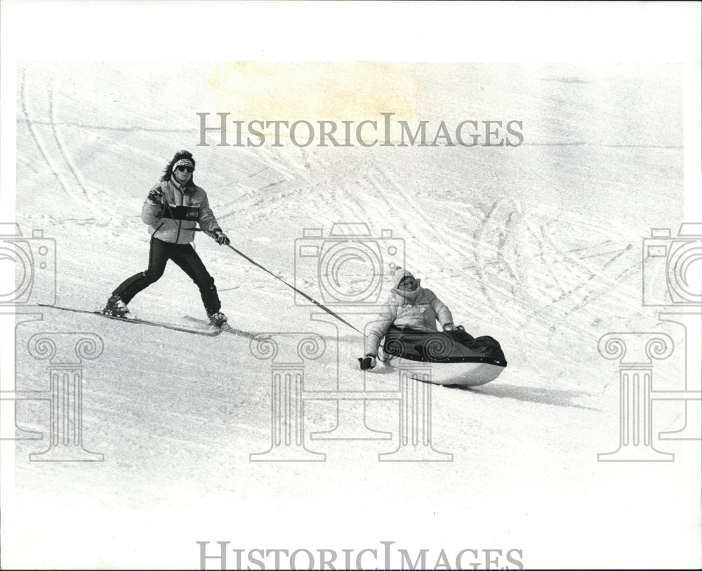 1988 Press Photo Rick Stiver on skis helps Nancy Minton at the Natl Handicapped - Historic Images