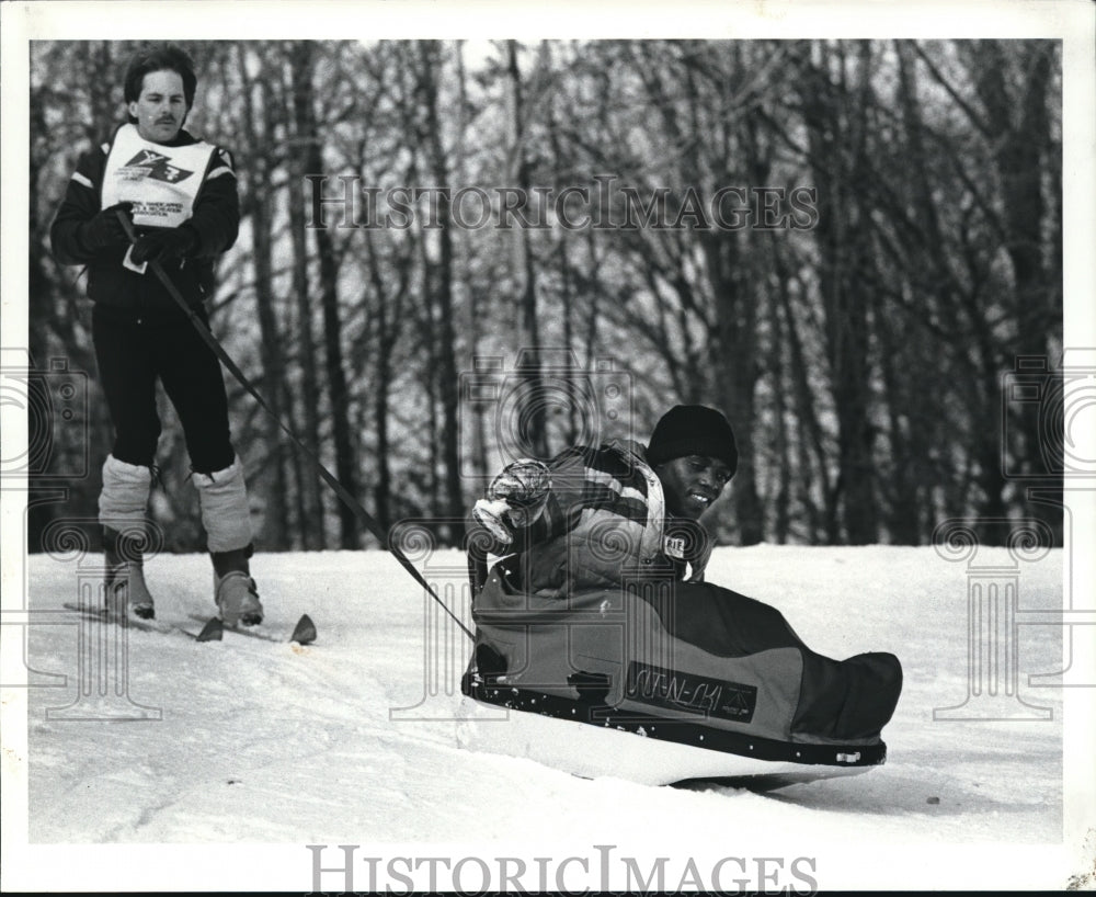 1986 Press Photo Edward McCrory sit skis with the help of Gary Lacinski - Historic Images