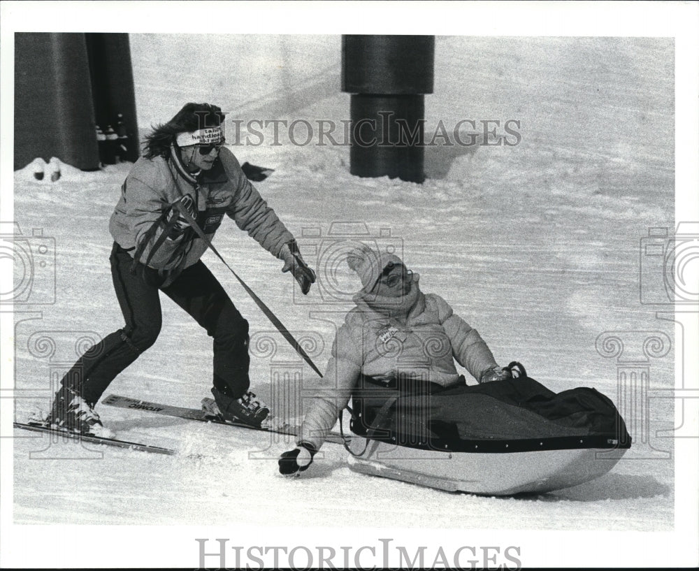 1989 Press Photo Nancy Minton in the sled with Rick Stiver at Boston Mills - Historic Images