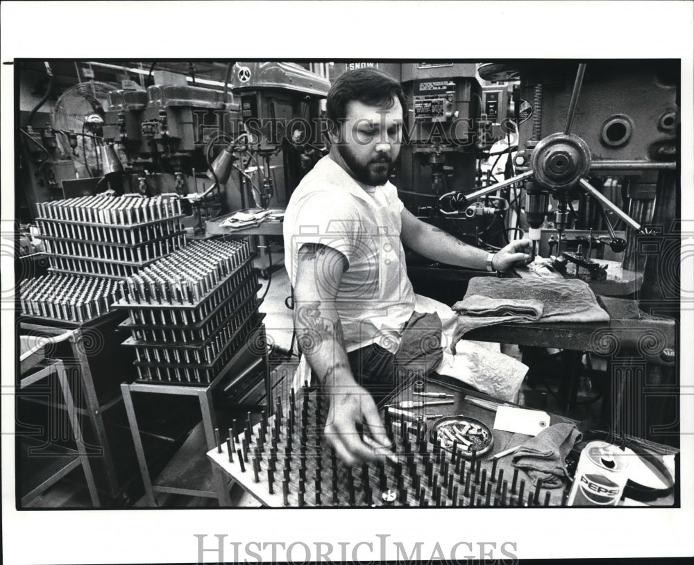 1988 Press Photo John Fedoruk makes screws out of titanium at Slabe Machine - Historic Images