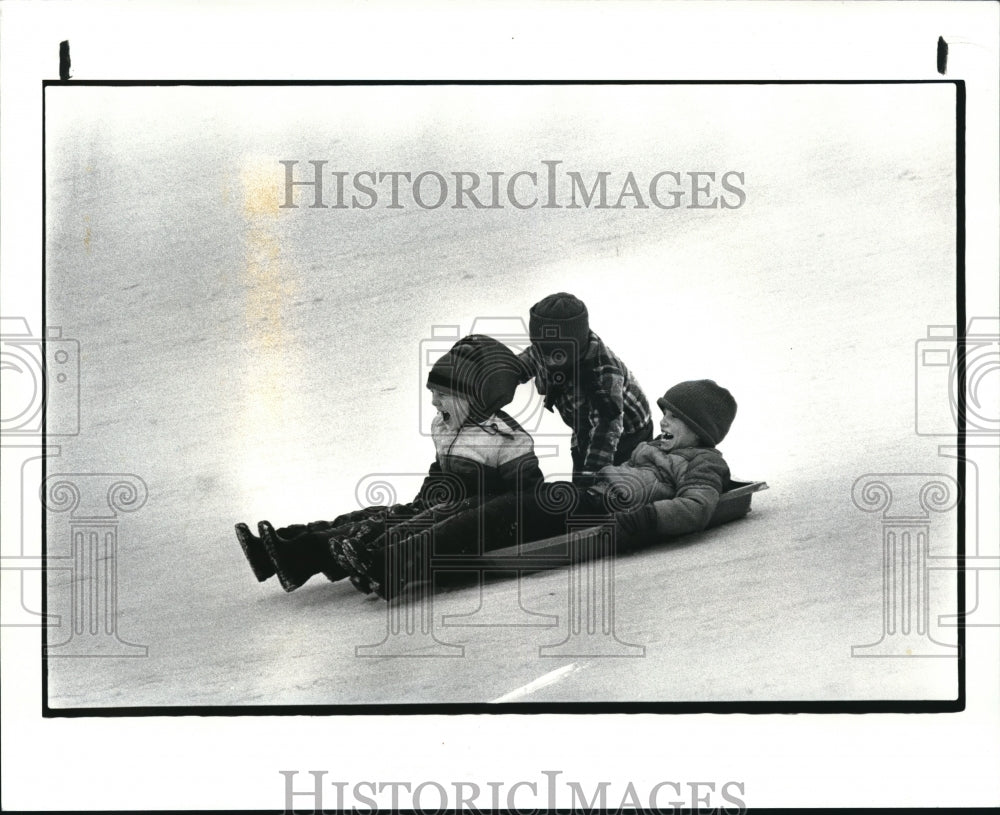 1986 Press Photo Ben Satyshur, Mark & John Breckenridge sled at Cain Park - Historic Images