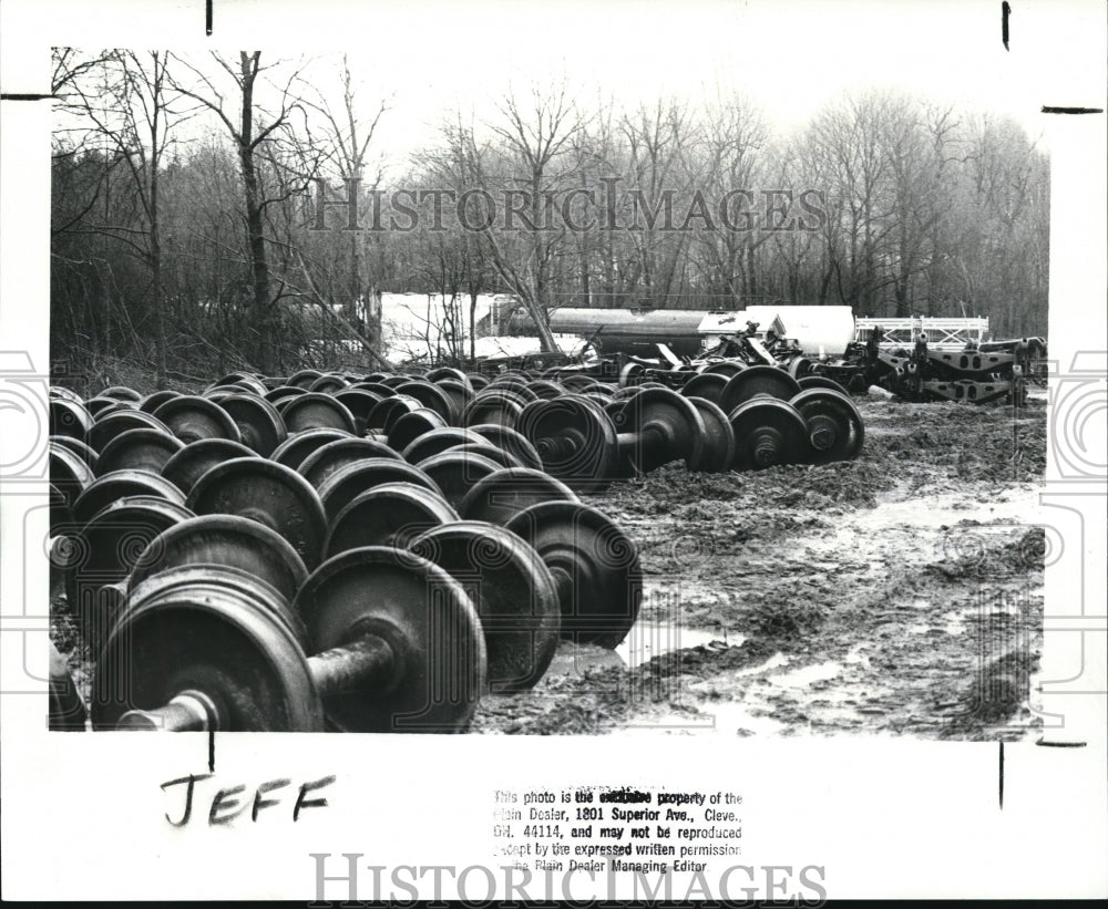 1989 Press Photo Fiberglass particles from a nearby rail car dismantling - Historic Images