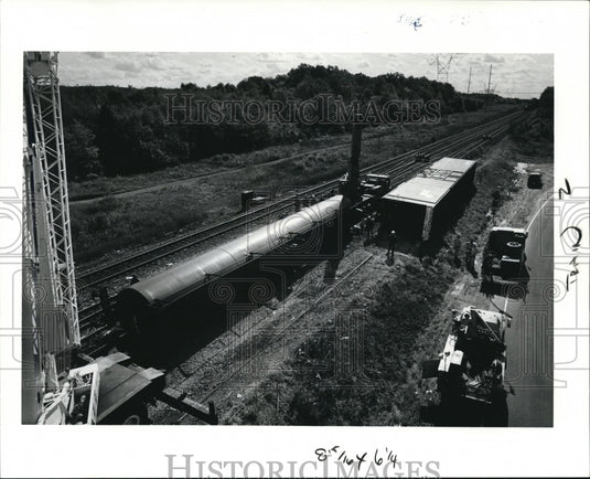 1991 Press Photo Conrail workers try to upright a derailed tanker ad box car - Historic Images