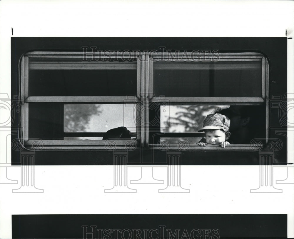 1989 Press Photo Jake Grayson is leaning out of one of the trains compartment - Historic Images