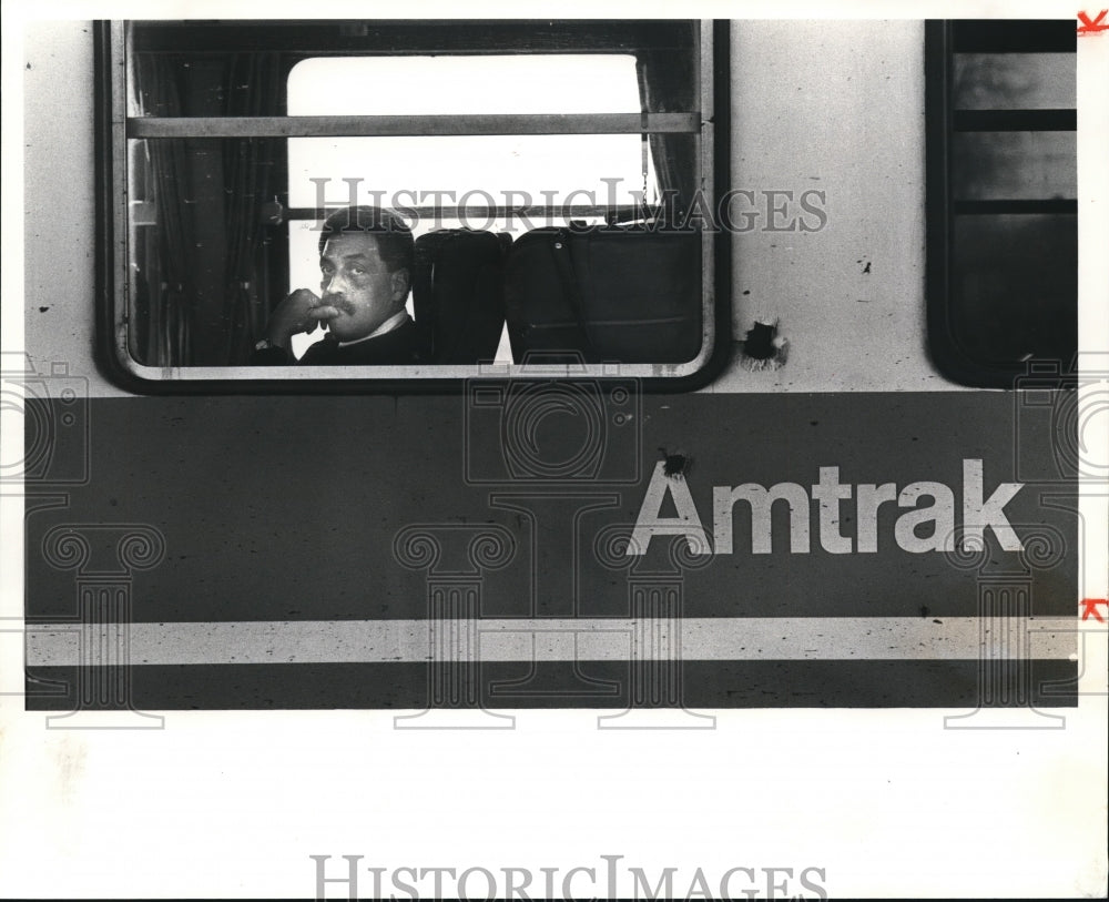 1981 Press Photo Passengers awaits the departure of Amtrak train in Toledo - Historic Images