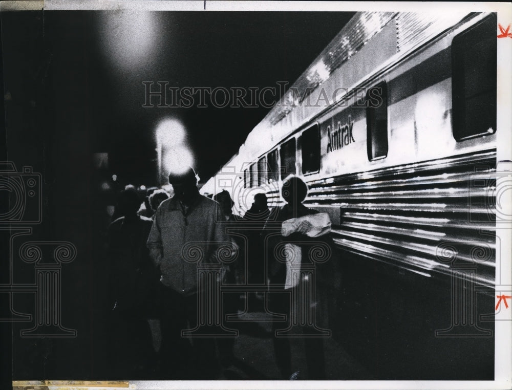 1980 Press Photo Amtrak Boarding Passengers about Midnight in E 9th Station - Historic Images
