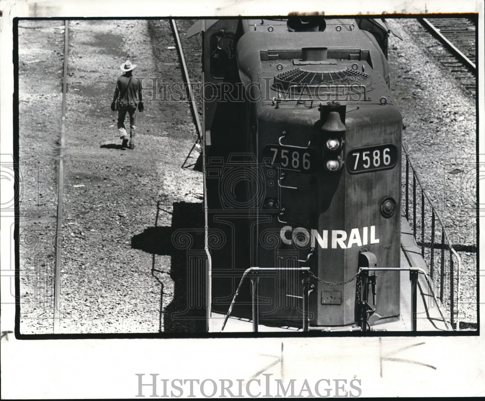 1982 Press Photo A switchman in the Conrail's Collinwood yard - Historic Images