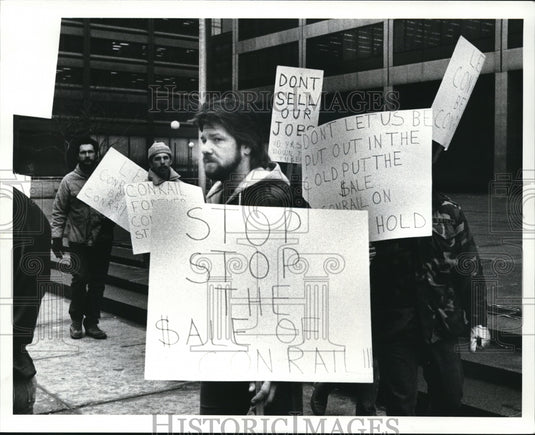 1986 Press Photo Unemployed Conrail workers picket the Federal building - Historic Images