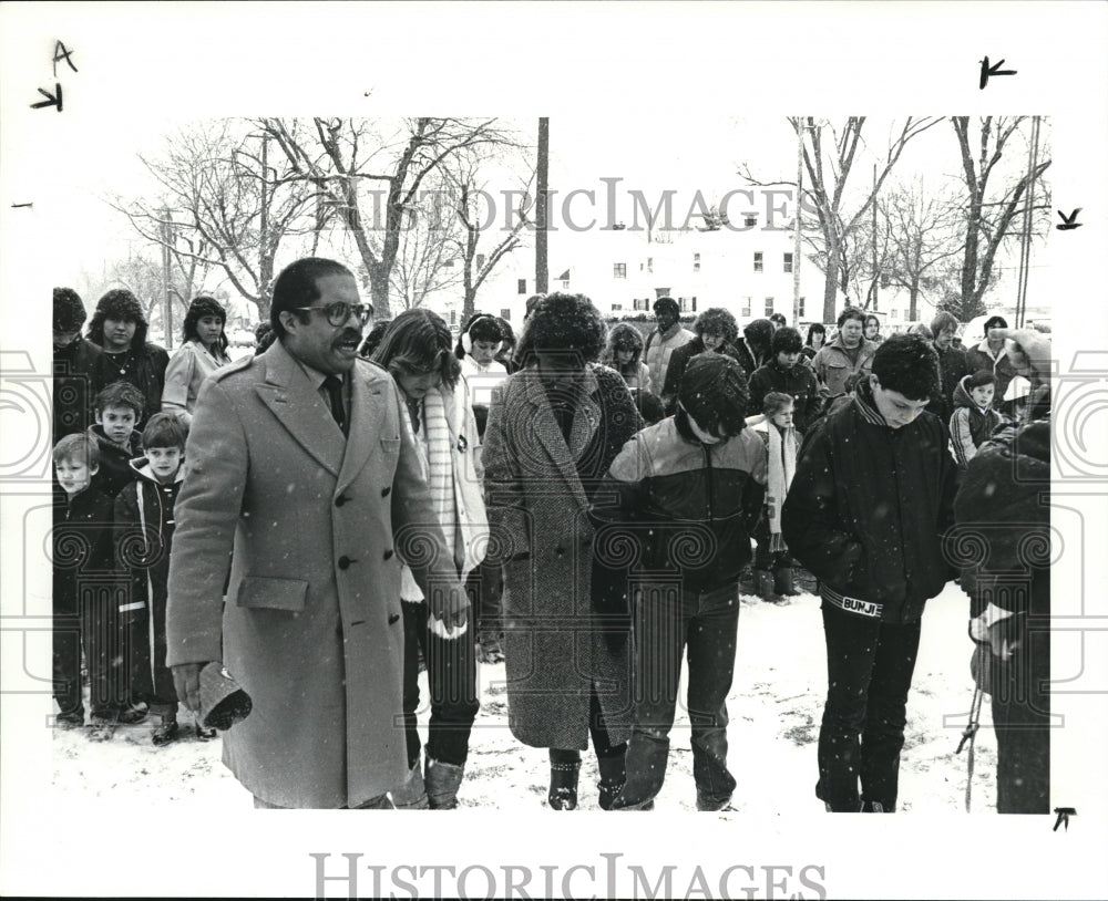 1986 Press Photo Pray at freedom academy for the fallen astronauts - Historic Images