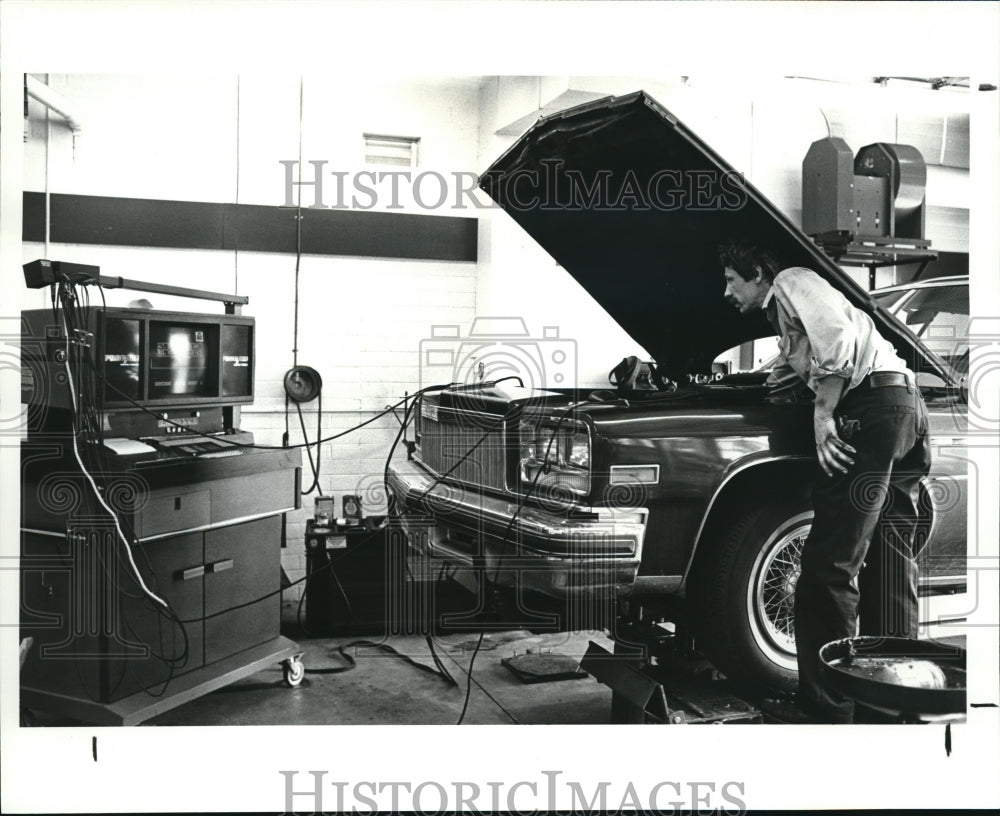 1987 Press Photo Mechanic Keith Novick performs a computer check of customers - Historic Images