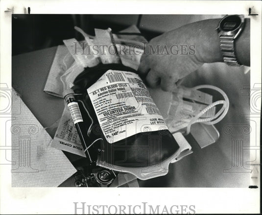 1985 Press Photo Blood donors are down at the Area Red Cross centers like the - Historic Images