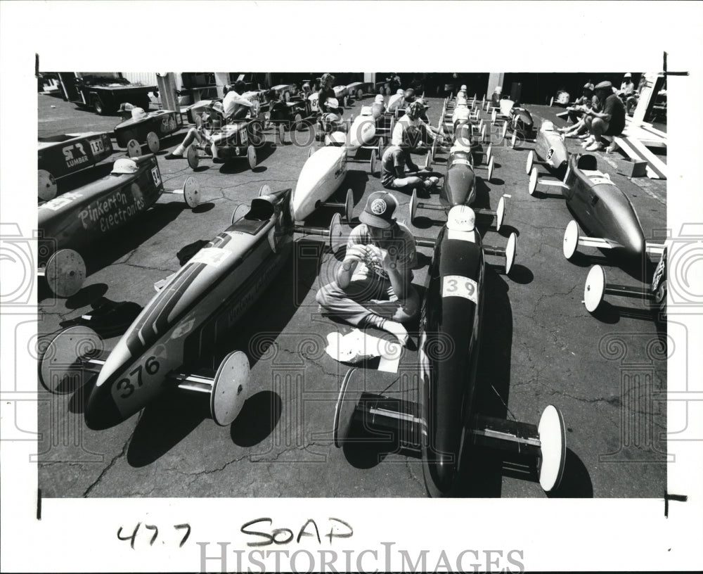 1989 Press Photo Bryan Wittner eats at the side of his car - Historic Images