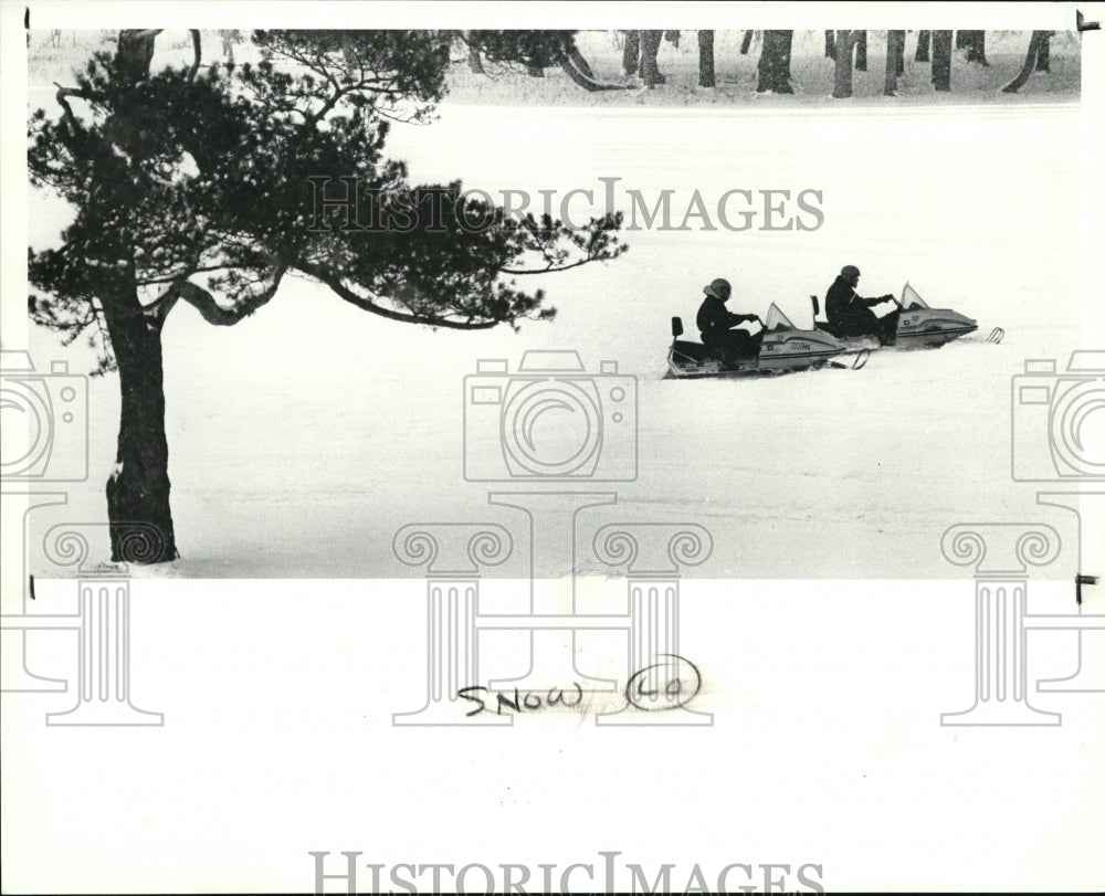 1989 Press Photo Chuck McChahn of Rocky River with the snowmobiles - Historic Images