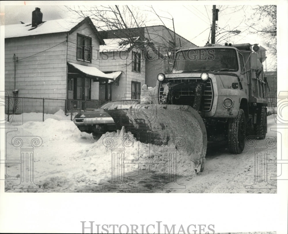 1981 Press Photo Snow plow in action 43rd Superior Ave. - Historic Images