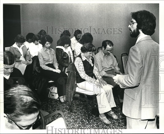 1981 Press Photo Donald Mannarino conducts a group in hypnosis to stop smoking. - Historic Images