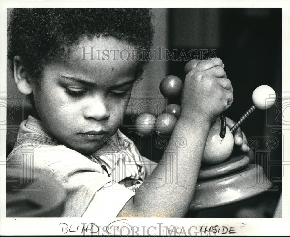 1986 Press Photo 3 year old Dana Olesen of Cleveland takes a spare moment on the - Historic Images