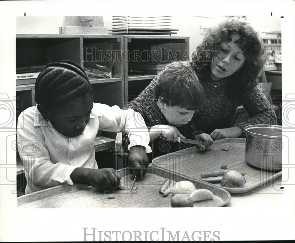 1982 Press Photo Teacher Laura Novak supervises as Ebonie Mills and Teddy Siller - Historic Images