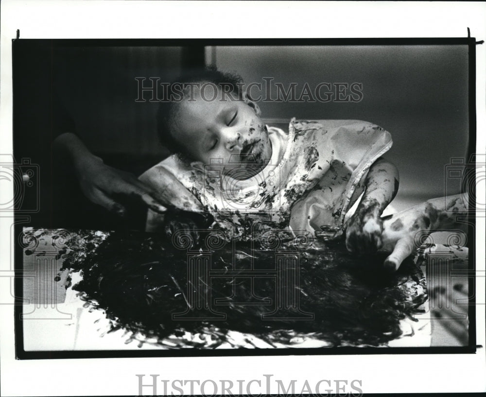 1988 Press Photo Annmarie Gilmore who will be 2 on Jan 2 tries her - Historic Images