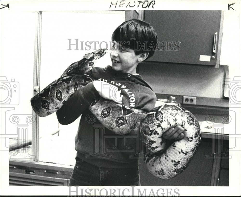 1985 Press Photo The Albion grade school student with snake - Historic Images