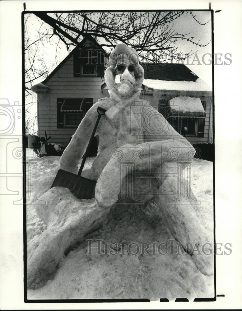 1985 Press Photo Ken Nicholas spent last weekend building this 6 1/2 foot snow - Historic Images