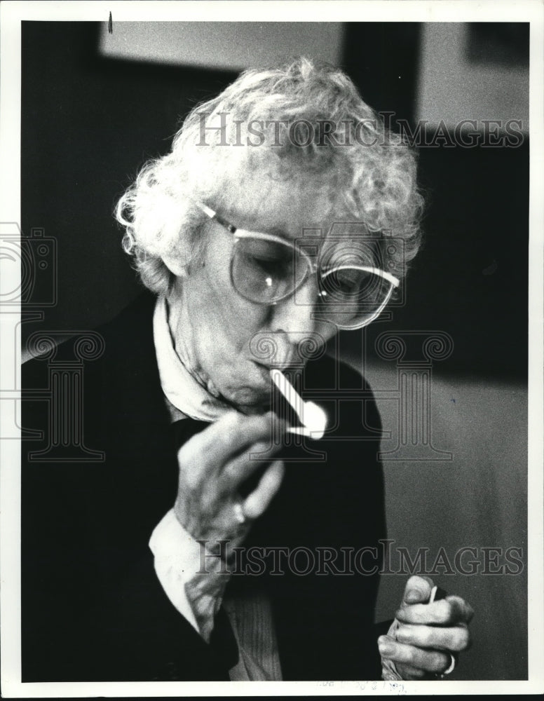 1984 Press Photo Jane Bellows whose husband died of emphysema, lights up another - Historic Images