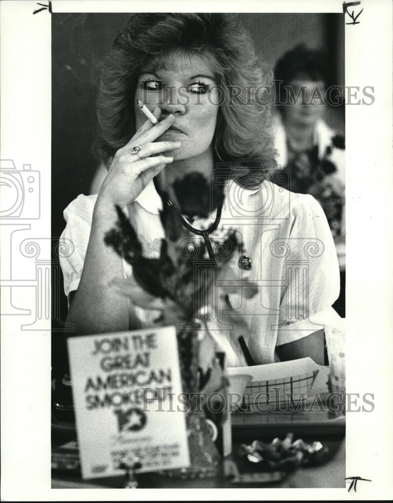 1986 Press Photo the Medical and Surgical Nurse Betty Faragov Smokes - Historic Images