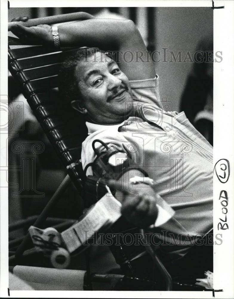 1989 Press Photo Coy Saunders of Rocky Gap VA. Donate Blood - Historic Images