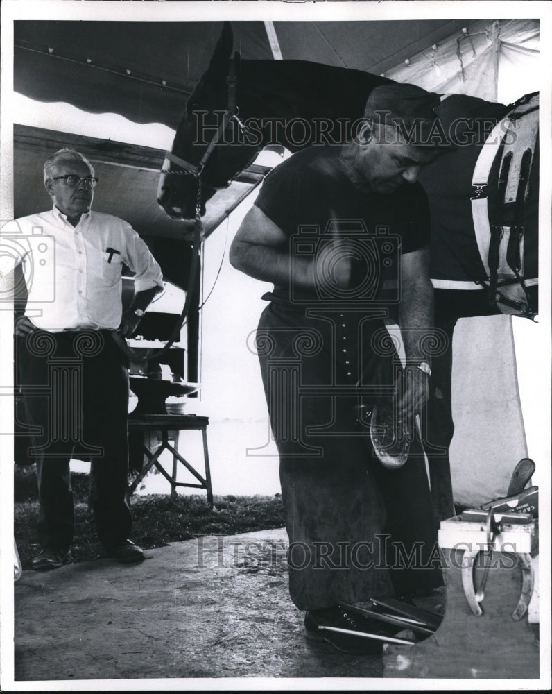 1970 Press Photo Charles Gaines watches as Stanley Klar repairs Penelope shoe - Historic Images