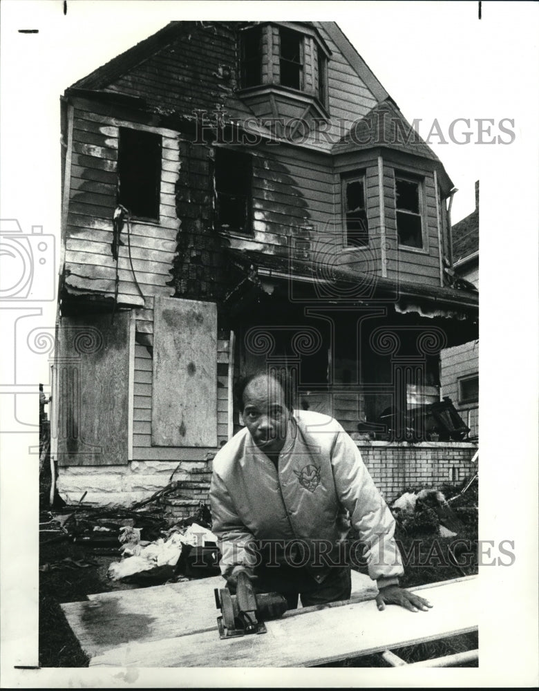 1988 Press Photo Nate Whitfield, a nephew of the Watkins family, helps board up - Historic Images