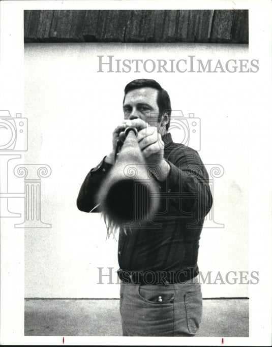 1986 Press Photo Roger Lucas, demonstrates the art of Blowgun shooting - Historic Images