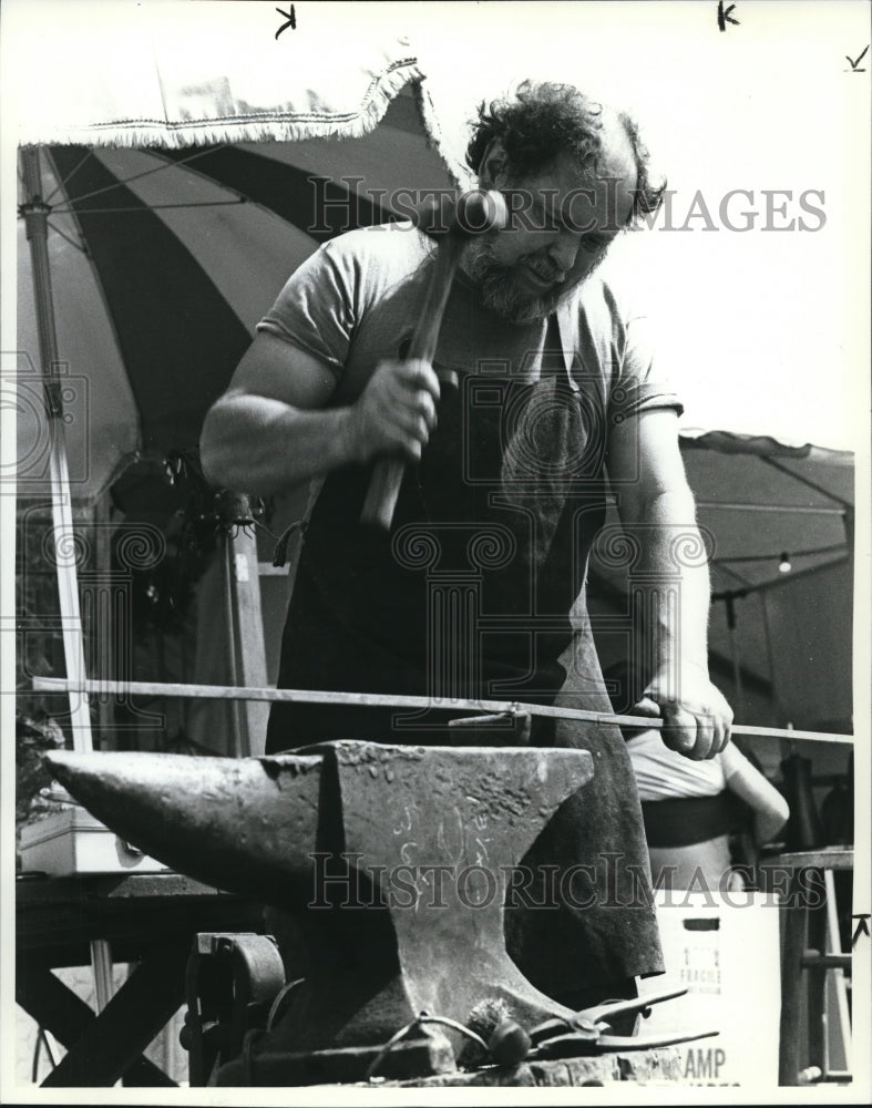 1982 Press Photo Blacksmith Tom Summers making ironwork in early American design - Historic Images