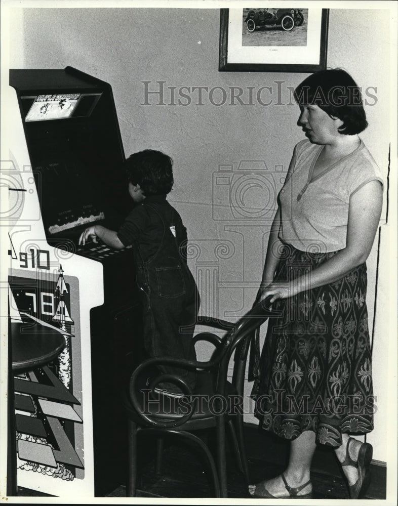 1984 Press Photo 2 yr old Benjamin Glezer playing Missile Command at Mr Z's - Historic Images