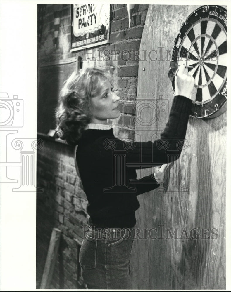 1985 Press Photo Elizabeth Dienes collects her darts from one of the - Historic Images